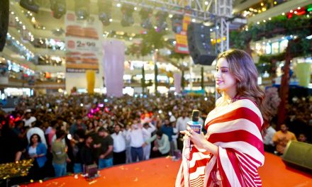 Janhvi Kapoor’s Visit to Gaur City Mall Creates Fan Frenzy