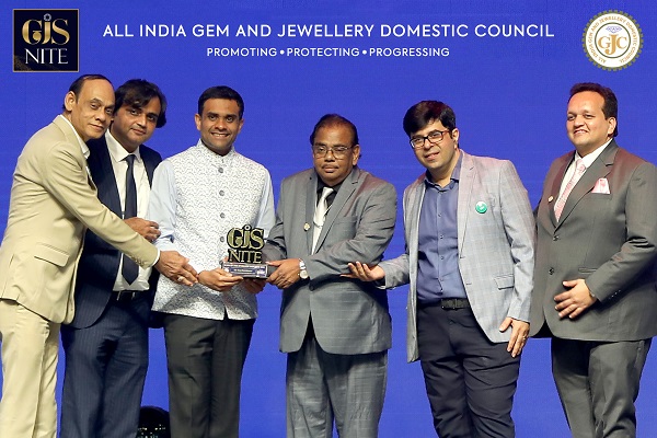 Kirtilals Director, Suraj Shantakumar Honoured as “Icon of the Jewellery Industry 2024” at GJS Nite